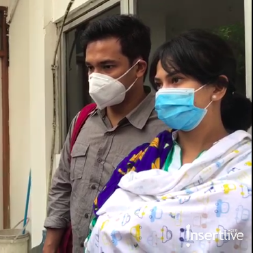 Sambil Gendong Bayi, Vanessa Angel Datangi Kejaksaan