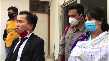 img-title Sambil Gendong Bayi, Vanessa Angel Datangi Kejaksaan