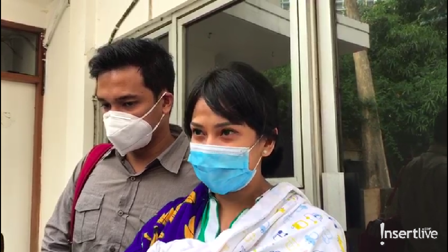Sambil Gendong Bayi, Vanessa Angel Datangi Kejari Jakbar