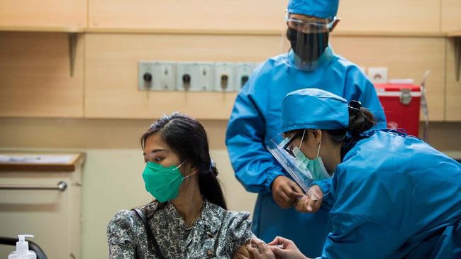 Ahli biologi molekuler merespons 25 relawan Covid-19 di Bandung tertular virus corona usai penyuntikan kedua vaksin asal China Sinovac.