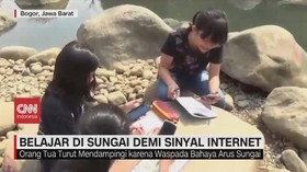 VIDEO: Siswa Belajar di Sungai demi Sinyal Internet