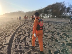 Pencarian 5 Wisatawan di Pantai Goa Cemara Diperluas via Udara