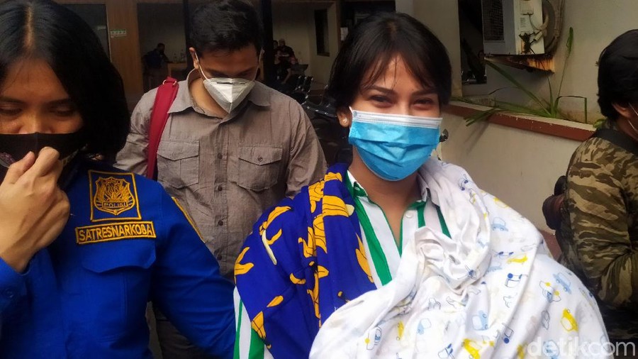 Vanessa Angel menyambangi Kejari Jakbar. Kedatangannya untuk menjalani proses pelimpahan kasus psikotropika yang menjerat dirinya.