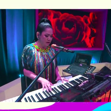 Sambil Main Piano, Vina Panduwinata Nyanyikan 'Dua Anak Manusia'
