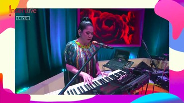 Sambil Main Piano, Vina Panduwinata Nyanyikan 'Dua Anak Manusia'