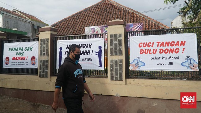 Jubir Satgas Covid-19 mengatakan Inpres 6/2020 mewajibkan daerah untuk mengatur sanksi bagi pelanggar protokol kesehatan pencegahan penularan virus corona.