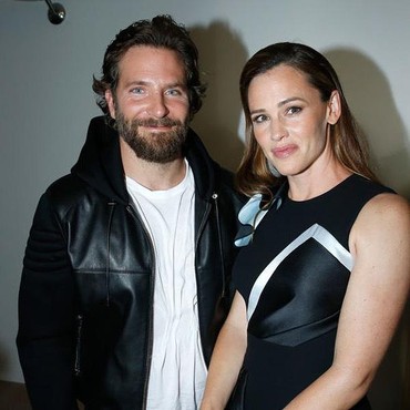 Asyik Berduaan di Pantai, Bradley Cooper dan Jennifer Garner Pacaran?