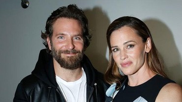 img-title Asyik Berduaan di Pantai, Bradley Cooper dan Jennifer Garner Pacaran?