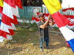 Kisah Devi Berkaki Palsu, Jemput Rezeki dari Bendera Merah Putih