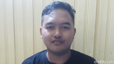 img-title Ini Penampakan Gilang Fetish Pocong Kain Jarik Saat Diamankan Polisi
