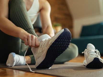 5 Cara Memilih Sneakers Wanita yang Nyaman Dipakai