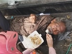 Miris! Kisah Kakek Terlantar di Surabaya yang Disuapi Makanan oleh Warga
