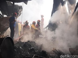 Kebakaran Pabrik di Sentul Diduga dari Percikan Api Mesin