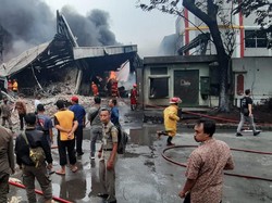 Kebakaran Pabrik di Sentul, 10 Unit Damkar Diterjunkan