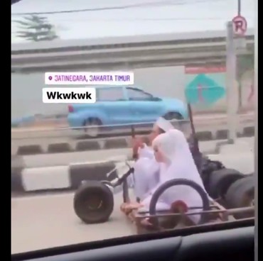 Pasangan Pengantin Bikin Geger Jalanan Kendarai Motor Unik