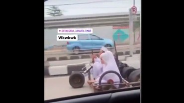 Pasangan Pengantin Bikin Geger Jalanan Kendarai Motor Unik