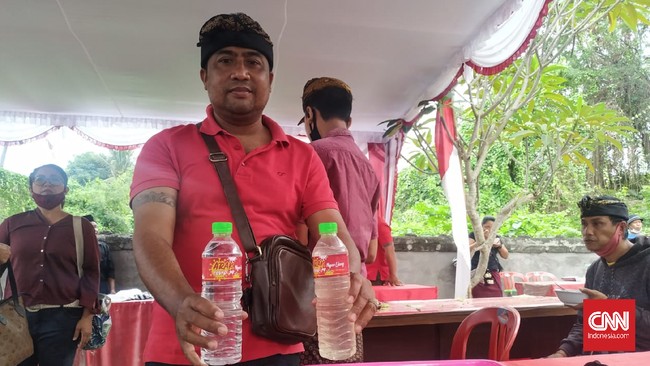 Arak Bali diserbu masyarakat di Pasar Gotong Royong Klungkung. Minuman tradisional itu dipercaya dapat meringankan gejala covid-19.