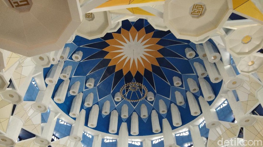 Salat jumat pertama di Masjid 99 Kubah Makassar yang tak dizinkan Gubernur Sulsel Nurdin Abdullah (Hermawan-detikcom). Salat jumat pertama di Masjid 99 Kubah Makassar yang tak dizinkan Gubernur Sulsel Nurdin Abdullah (Hermawan-detikcom).