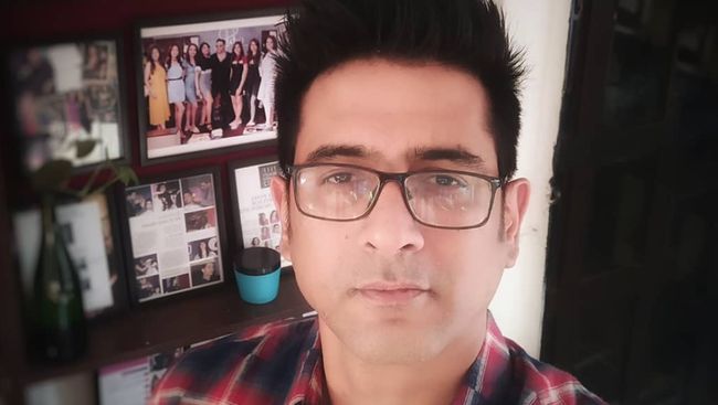 Aktor Bollywood Samir Sharma yang terkenal berkat film Hasee Toh Phasee ditemukan meninggal dunia diduga karena bunuh diri.