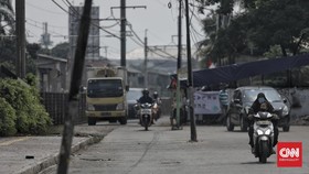 Tiang Listrik Berdiri di Tengah Jalan Kawasan Pasar Minggu
