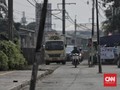 Tiang Listrik Berdiri di Tengah Jalan Kawasan Pasar Minggu
