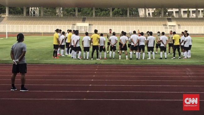 Latihan Timnas Indonesia dan Timnas Indonesia U-19, Jumat (7/8), berlangsung dengan protokol kesehatan ketat .