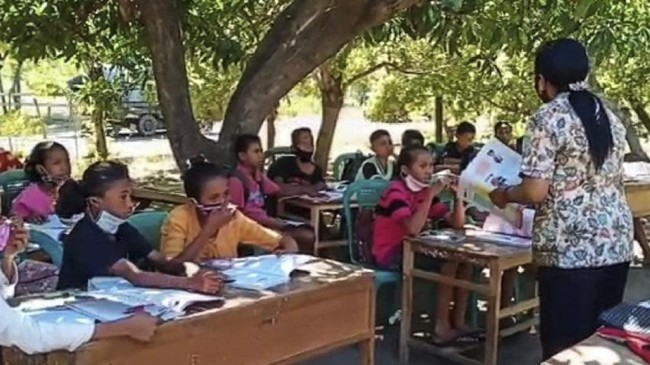 Sejumlah pelajar belajar di pohon karena tidak ada internet untuk belajar di rumah dan tidak boleh belajar di ruang kelas sekolah.