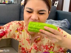 DJ Butterfly Lahap Makan Donat Manis Pakai Timun dan Pare Mentah