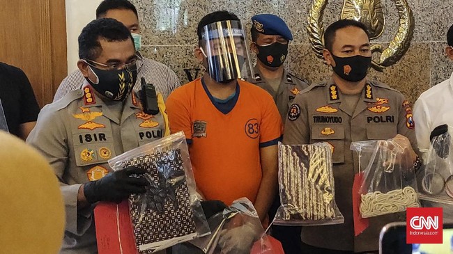 Vonis Gilang Bungkus Jarik ditunda lantaran majelis hakim beralasan pihaknya belum menuntaskan keseluruhan vonis untuk terdakwa pelecehan seksual tersebut.