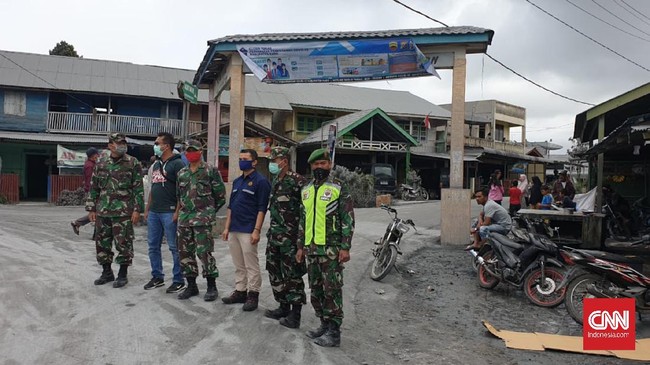 Tiga kecamatan di Karo, Sumut, diselimuti abu setelah Gunung Sinabung erupsi hingga 2.000 meter pada Sabtu (8/8) dini hari.