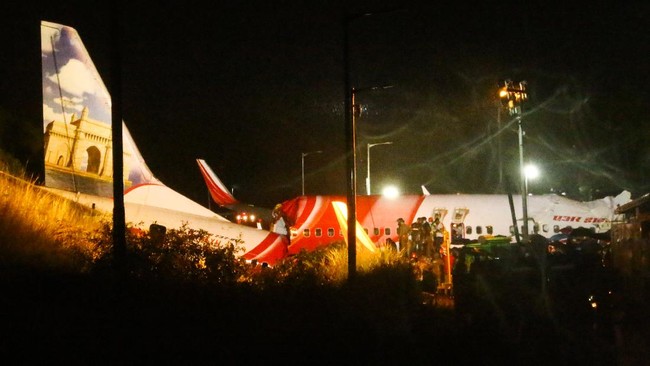 Warga Sekitar Bandara Dihantui Ketakutan Buntut Tragedi Air India Warga sekitar Bandara Ahmedabad trauma dan ketakutan usai kecelakaan pesawat Air India.