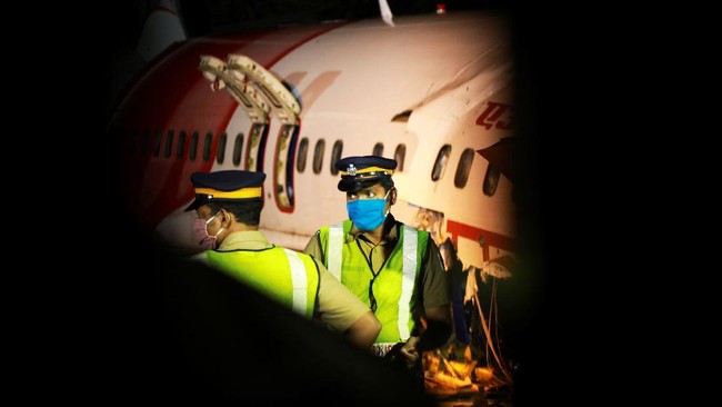 Pesawat Air India Express tergelincir di Bandara Calicut, India pada Jumat (7/8) malam dan menelan 17 korban meninggal dunia.
