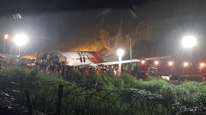 Bertambah, Korban Tewas Pesawat Terbelah 2 di India 17 Orang