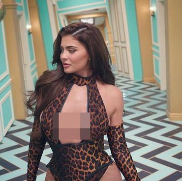 Kylie Jenner Pamer Dada di Video Klip Cardi B, Fans Riuh Minta Adegan Dihapus