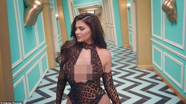 Kylie Jenner Pamer Dada di Video Klip Cardi B, Fans Riuh Minta Adegan Dihapus