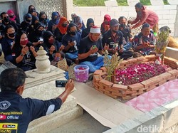 Jelang 100 Hari Meninggalnya Didi Kempot, Makam di Ngawi Ramai Peziarah