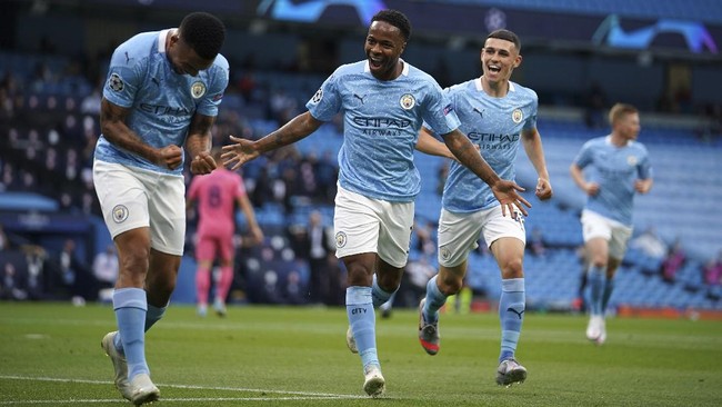 Meski tak lagi muda, Karim Benzema, menjelma monster bagi Real Madrid yang siap menebar ancaman kepada Manchester City di semifinal Liga Champions.