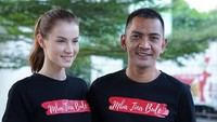 <p>Lewat YouTube dan Instagram, Mba Tina Bule kerap membagikan kisahnya menjalani pernikahan dengan pria Indonesia. (Foto: Instagram @mbatinabule_official)</p>
