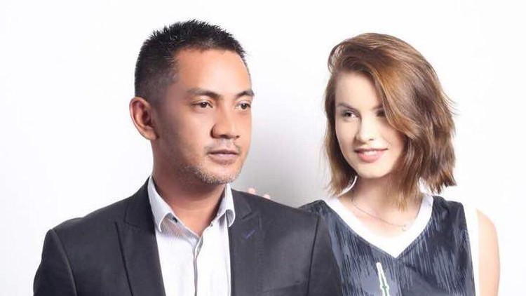 Mba Tina Bule Mba Tina Bule, bule Rumania yang menikah dengan Bayu, pria Indonesia