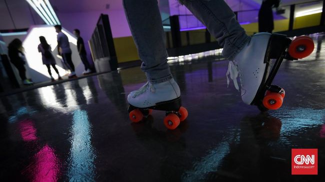 Semakin banyak sudut Instagram-able di Jakarta. Di RoJa, pengunjung bisa main sepatu roda di tengah ruangan yang bernuansa centil.