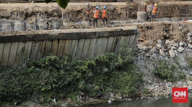 Sebelum melarang penggunaan air tanah, Pemprov DKI Jakarta harus menyediakan air perpipaan bagi warga. Saat ini cakupannya baru 64 persen.