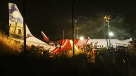 FOTO: Pesawat India Express Tergelincir, 17 Orang Tewas