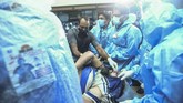 FOTO: Pesawat India Express Tergelincir, 17 Orang Tewas Pesawat Air India Express tergelincir di Bandara Calicut, Kerala, India pada Jumat (7/8) malam dan menewaskan 17 orang.