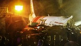 FOTO: Pesawat India Express Tergelincir, 17 Orang Tewas Pesawat Air India Express tergelincir di Bandara Calicut, Kerala, India pada Jumat (7/8) malam dan menewaskan 17 orang.