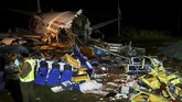 FOTO: Pesawat India Express Tergelincir, 17 Orang Tewas Pesawat Air India Express tergelincir di Bandara Calicut, Kerala, India pada Jumat (7/8) malam dan menewaskan 17 orang.
