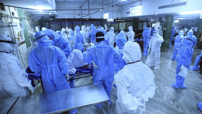 FOTO: Pesawat India Express Tergelincir, 17 Orang Tewas