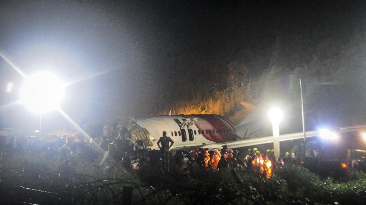 FOTO: Pesawat India Express Tergelincir, 17 Orang Tewas