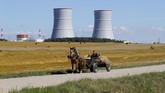 FOTO: Lithuania Protes Reaktor Nuklir Belarusia Lithuania mengecam proyek pembangkit nuklir pertama Belarusia yang dibangun dekat perbatasan kedua negara.