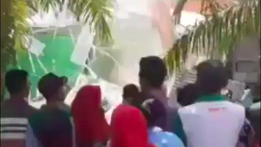 Wanita Ini Nekat Hancurkan Rumah Istri Muda Suaminya dengan Eskavator