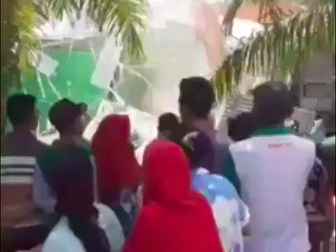 img-title Wanita Ini Nekat Hancurkan Rumah Istri Muda Suaminya dengan Eskavator